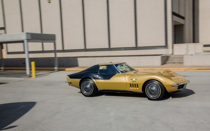1969-Chevrolet-Astrovette-side-in-motion-2